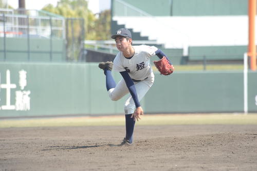 高校野球　春季九州大会2回戦　西日本短大付－日章学園　西日本短大付の先発、江崎陸投手が6安打無四球完封の活躍を見せた（撮影・浦田由紀夫）