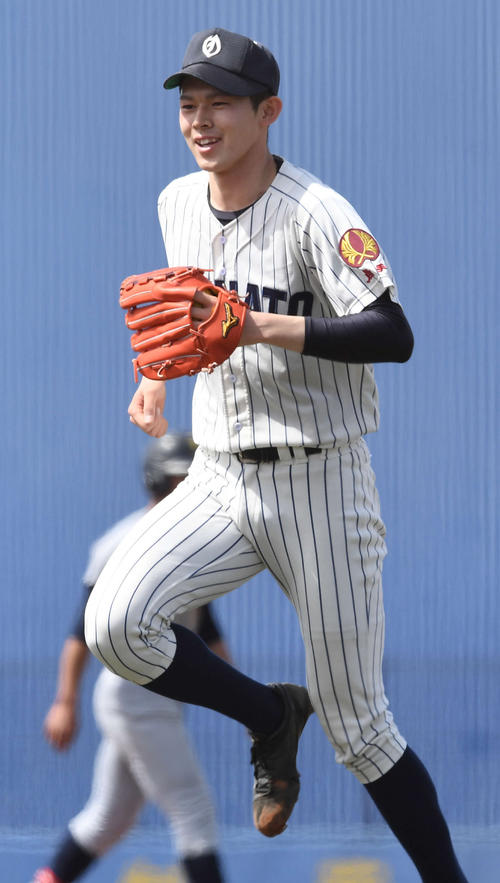 練習試合の仙台育英戦で、2回裏を投げ終え笑顔でベンチへ戻る大船渡・佐々木（撮影・鈴木みどり）