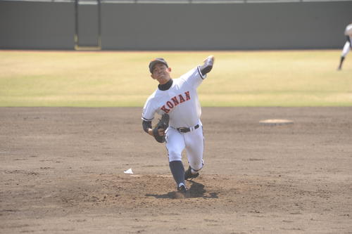 高校野球　春季九州大会2回戦　神村学園対興南　興南先発のプロ注目左腕、宮城大弥投手が6安打4失点の完投でサヨナラ勝ちを呼んだ（撮影・浦田由紀夫）