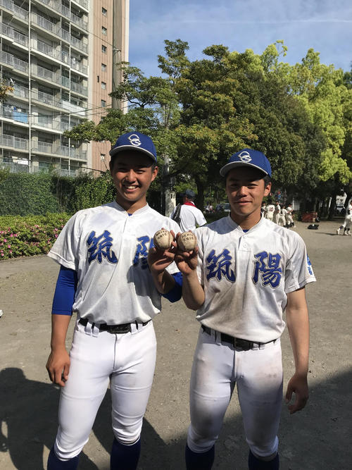 高校野球　春季九州大会2回戦　佐賀商対筑陽学園　筑陽学園の福岡大真外野手（左）と弥富紘介内野手がともにホームランボールを手にニッコリ（撮影・浦田由紀夫）