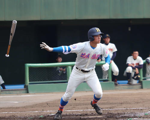 本塁打含む5打点の花咲徳栄・韮沢（撮影・金子真仁）