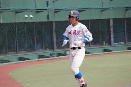 高校通算20号を放った花咲徳栄の2年生4番・井上（撮影・金子真仁）