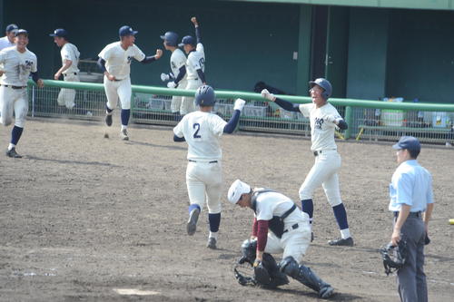 高校野球　春季九州大会準々決勝　福岡大大濠対大分　9回裏サヨナラ勝ちに沸く大分ナイン（撮影・浦田由紀夫）