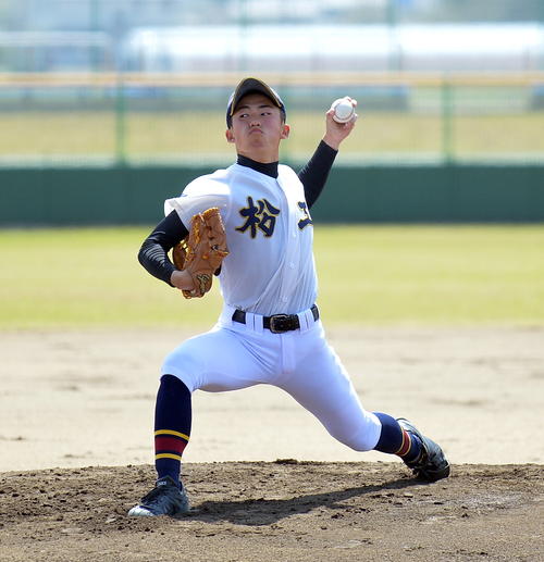 二本松工対福島西　10安打を打たれても粘投を見せた二本松工エース菅野海（撮影・鎌田直秀）