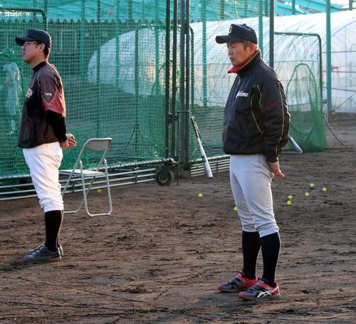 練習を見守る札幌丘珠の佐々木新監督（右）と佐藤新副部長（撮影・永野高輔）