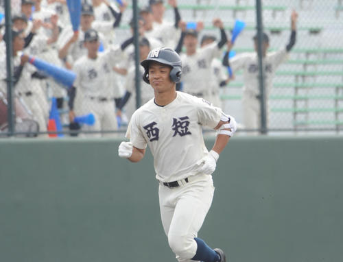 春季九州大会準決勝　西日本短大付対熊本西　西日本短大付1回表無死走者なし、1番打者の近藤大樹内野手が左越えの先頭打者弾を放ちホームにかえる（撮影・浦田由紀夫）