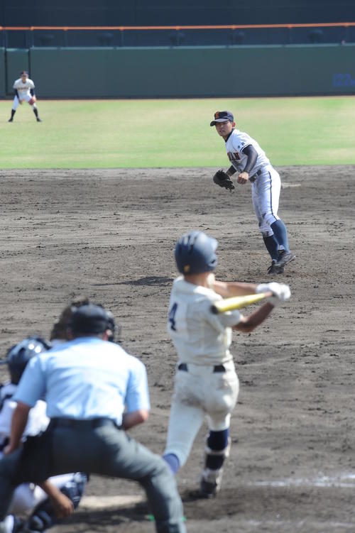 興南の3番手、宮城大弥投手が9回1死走者なしで、大分の9番小野修太郎内野手から空振り三振を奪う（撮影・浦田由紀夫）