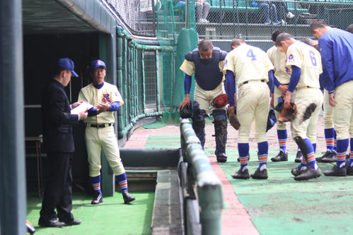 ベンチで選手に指示を出す山下智将監督代行（撮影・柏原誠）