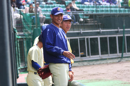 ベンチで声援を送る星稜・奥川（撮影・柏原誠）