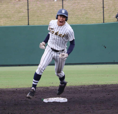 関東大会進出を決める決勝3ランを放った東海大相模・遠藤（撮影・金子真仁）