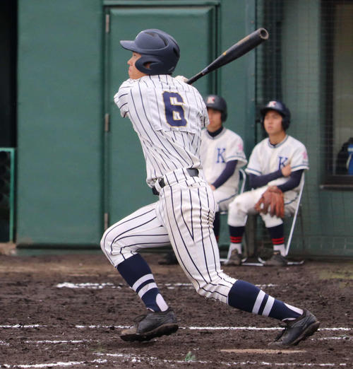関東大会出場を決める3ランを放った東海大相模・遠藤（撮影・金子真仁）
