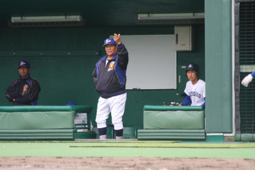 指示を出す県岐阜商・鍛治舎監督（撮影・柏原誠）＝2019年4月29日、長良川球場