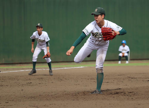 投打にわたる活躍で関東大会出場を決めた東農大三・飯島（撮影・金子真仁）