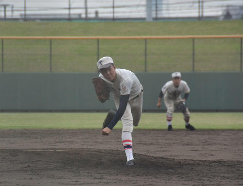 明石南戦で9回5安打13奪三振と好投した東洋大姫路・小林