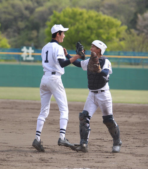 小千谷対関根学園　昨秋4強の関根学園を下し喜ぶ小千谷の笠井投手（左）と田中捕手