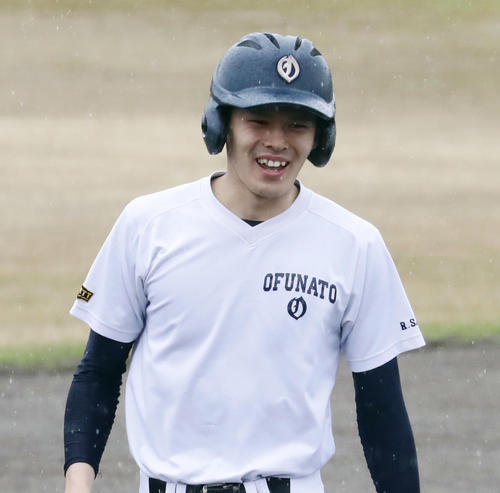 練習試合大船渡対角館　1回表大船渡1死二塁。打者木下の振り逃げで送球間に二塁から三塁に進塁した佐々木（左）はベンチに笑顔を見せる（撮影・浅見桂子）
