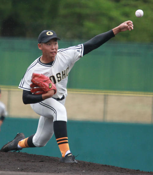 8回を6安打1失点、10奪三振の長岡商・目黒投手