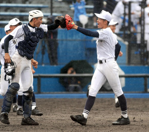 準決勝進出を決め、喜びのハイタッチをする湖東（右）と山崎捕手