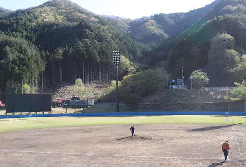 佐々木フィーバー必至の3日に向け、球場では念入りに整備が行われた（撮影・金子真仁）