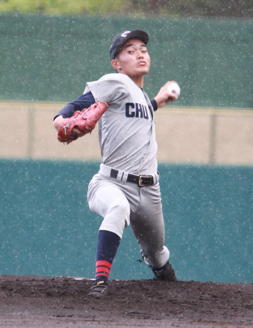 序盤雨の中、9回2安打8三振の公式戦初完封で昨秋4強の帝京長岡を下した中越・古川投手