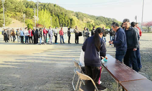 入場券を求め球場前には長蛇の列ができた（撮影・足立雅史）