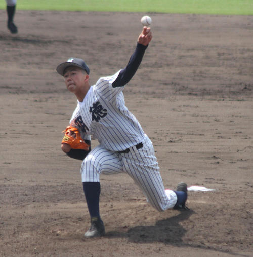 公式戦デビューした明徳義塾・代木大和投手（撮影・柏原誠）