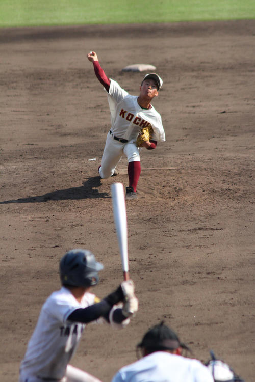 力投する高知・森木（撮影・柏原誠）＝2019年5月3日、松山坊っちゃんスタジアム
