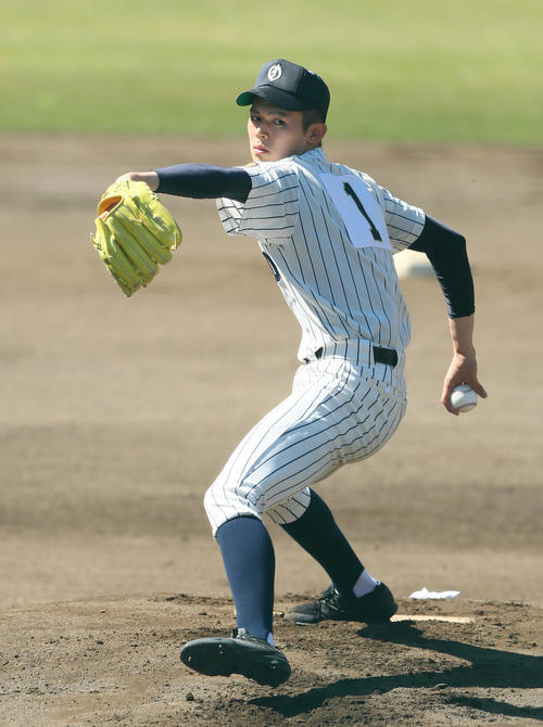 住田対大船渡　力投する大船渡・佐々木（撮影・足立雅史）