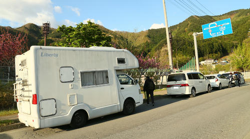 大船渡　球場外で開門を待つ車列（撮影・足立雅史）
