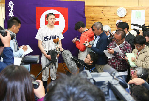 試合後、多くの報道陣に囲まれながら試合を振り返る佐々木（撮影・足立雅史）