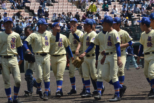 整列の後、喜び合う星稜ナイン