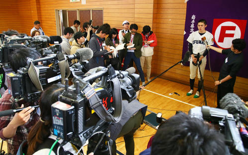 大船渡対高田　試合後、取材に応じる大船渡・佐々木（撮影・足立雅史）