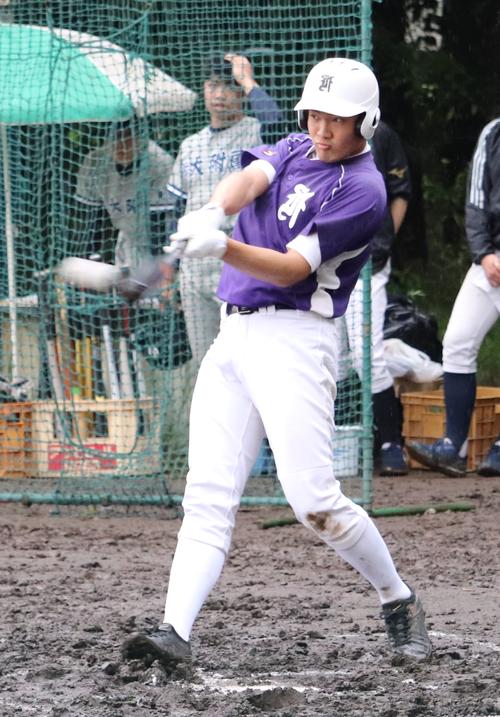 東学大付戦で右前打を放つ筑波大付・松野（撮影・古川真弥）