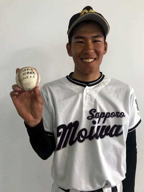 札幌藻岩対野幌　ランニング弾で北海道の令和1号を記録した札幌藻岩・丸山遊撃手は記念ボールを手に笑顔を見せる（撮影・永野高輔）