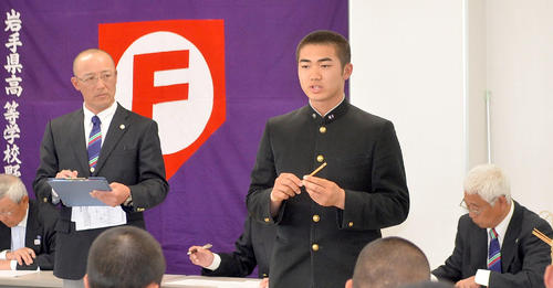抽選会で引いた番号を読み上げる大船渡・千葉主将（撮影・鎌田直秀）