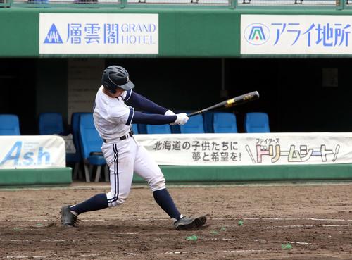 旭川東対東川　公式戦1号を放ちームを勝利に導いた旭川東の今津捕手（撮影・永野高輔）