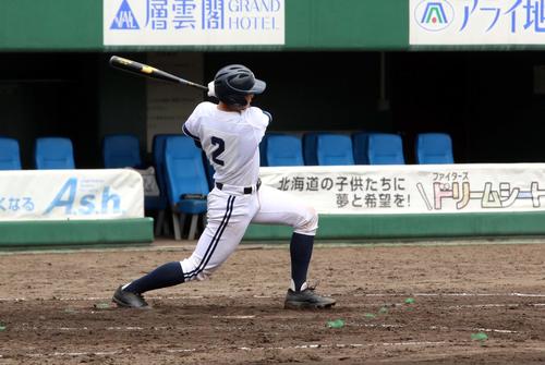 旭川東対東川　公式戦1号を放ちチームを勝利に導いた旭川東の今津捕手（撮影・永野高輔）