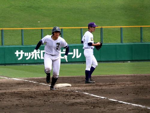 旭川東対東川　5回2死三塁、コールド勝ちを決める左越え2ランを放った旭川東の今津捕手（左）は三塁ベースにつまづき、少し体勢を崩す（撮影・永野高輔）