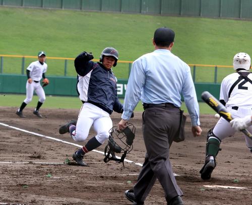 留萌対富良野　5回1死満塁、7番前野の左越え二塁打で一塁から生還する富良野の当瀬投手（左）（撮影・永野高輔）