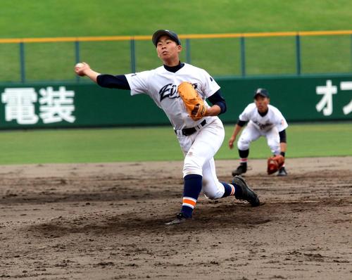 旭川西対旭川永嶺　2回途中から登板し7回2／33安打無失点と好救援した旭川永嶺の小野投手（撮影・永野高輔）