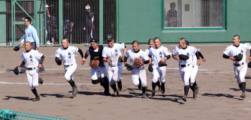 伊達緑丘対鵡川　昨年9月の被災後、初勝利を挙げ駆けだす鵡川の選手たち（撮影・永野高輔）