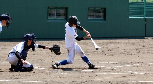 室蘭東翔対苫小牧高専　5回1死、室蘭東翔の山田主将が左前打を放つ（撮影・永野高輔）
