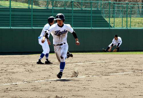 室蘭東翔対苫小牧高専　5回1死一、二塁、室蘭東翔の二塁走者・山田捕手が三盗を決め、相手捕手の送球がそれた間に本塁に生還する（撮影・永野高輔）
