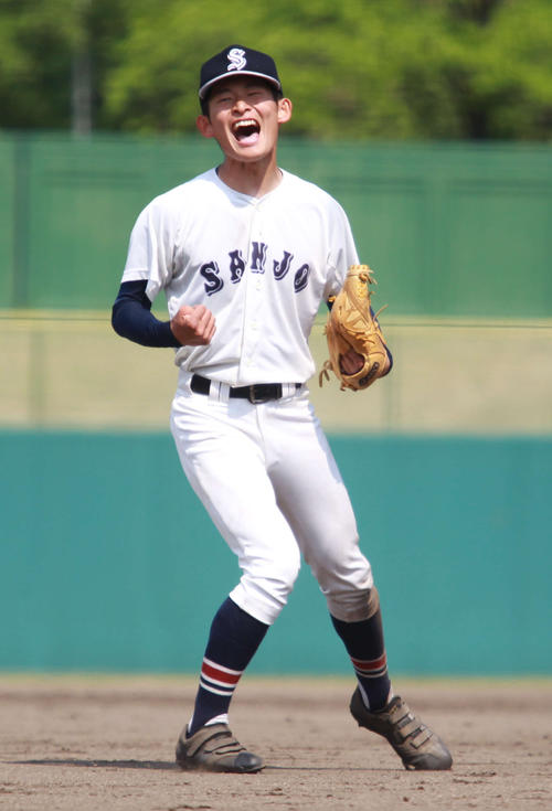 三条対村上桜ケ丘　初完投勝利に喜びを爆発させる三条・丸山