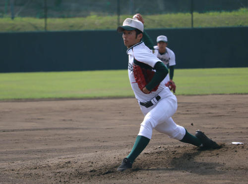 力強い投球を見せた専大松戸・横山（撮影・金子真仁）