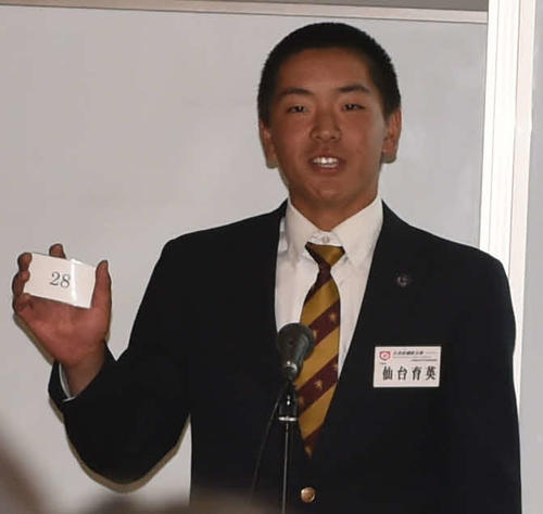 抽選会で引いた番号を読み上げる仙台育英・千葉主将