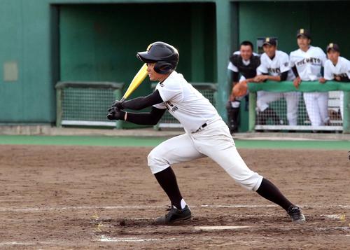 札幌啓北商対札幌北陵　8回1死一、二塁、札幌北陵の小林がメガネを外して決勝の中越え適時二塁打を放つ（撮影・永野高輔）