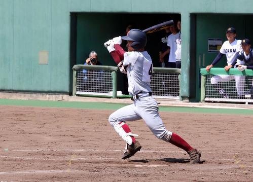 北海対札幌光星　3回1死二塁、札幌光星の近藤昇が中前適時打を放つ（撮影・永野高輔）