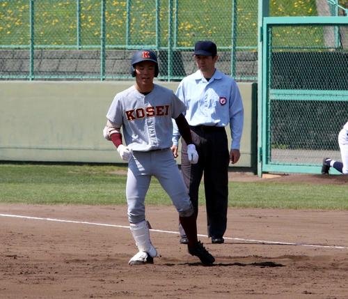 北海対札幌光星　3回1死二塁、札幌光星の近藤昇が中前適時打を放ち塁上で笑顔を見せる（撮影・永野高輔）