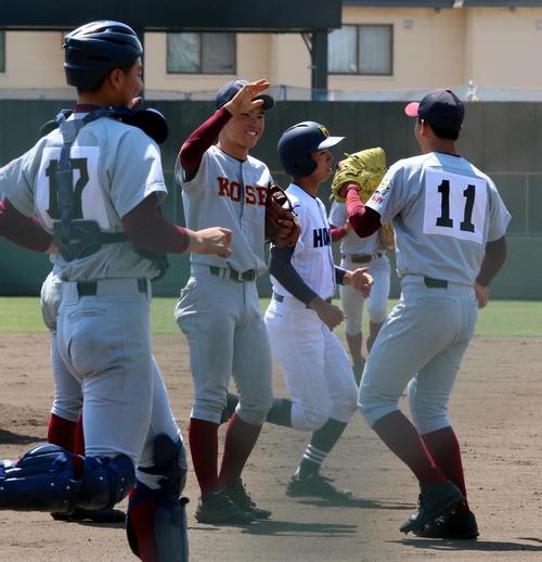 北海対札幌光星　7回コールド勝ちで札幌光星の近藤昇（中央）と登坂がハイタッチする（撮影・永野高輔）